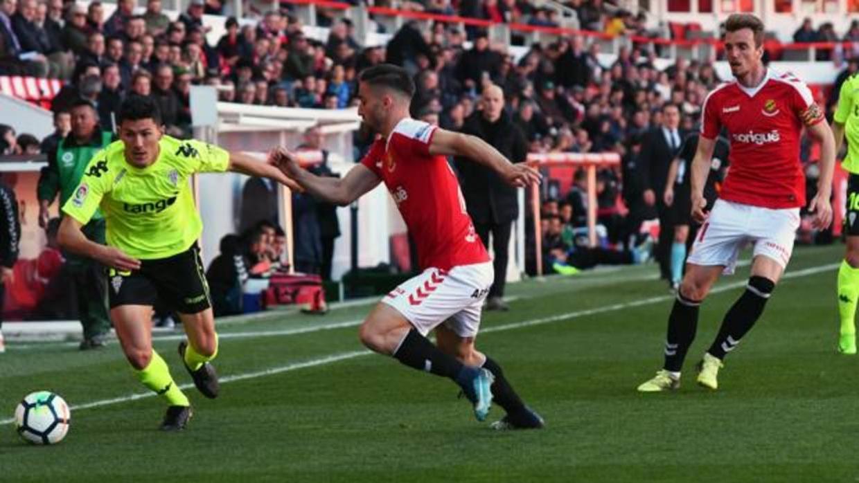 Miguel Loureiro progresa por la banda derecha en el encuentro ante el Nástic de Tarragona