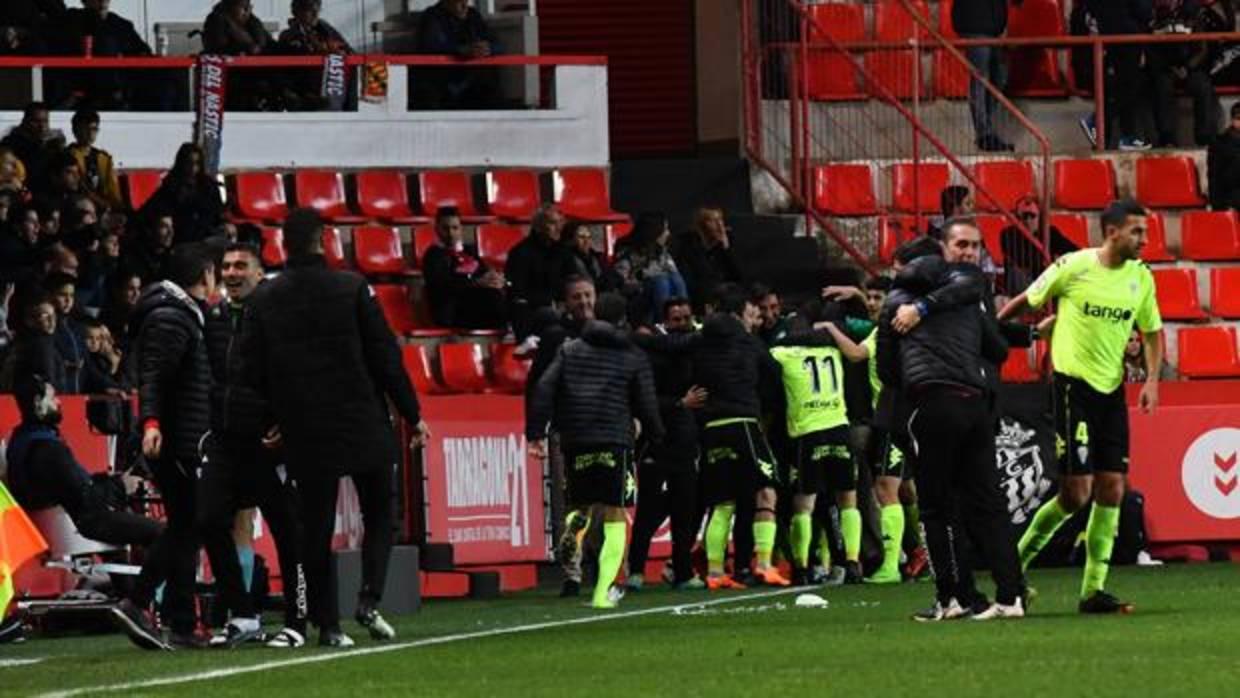 La plantilla del Córdoba CF celebra el 0-2 de Sergi Guardiola en Tarragona