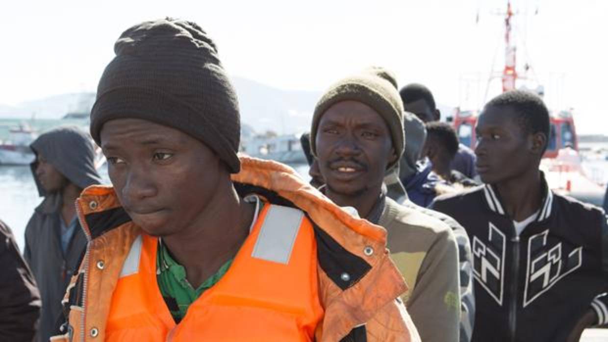 Varios de los hombres rescatados de una patera cerca de Motril