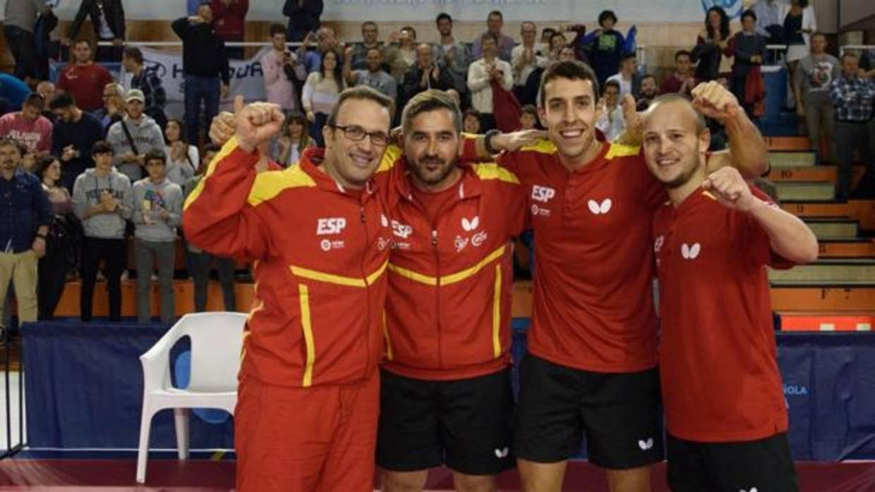 Carlos Machado, a la derecha, celebra el martes el triunfo de España ante Suecia en Huelva