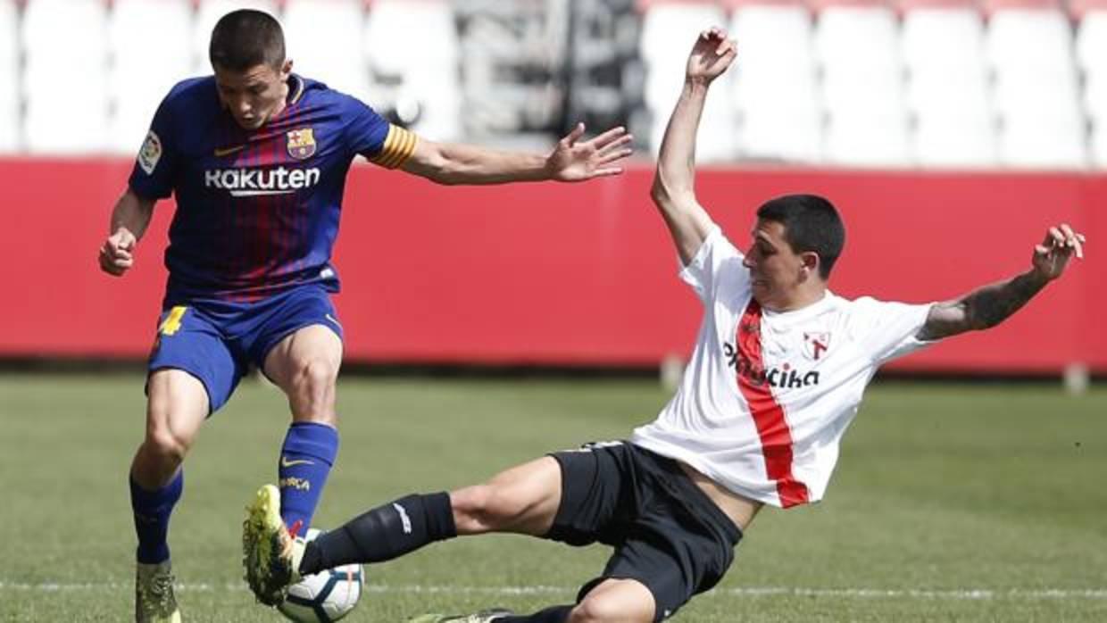 Lance del partido Sevilla Atlético-Barcelona B