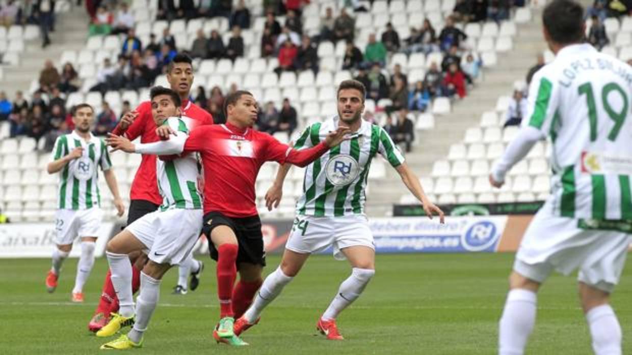 Pelayo Novo, en el centro de la imagen con el 24, durante un partido ante el Real Murcia