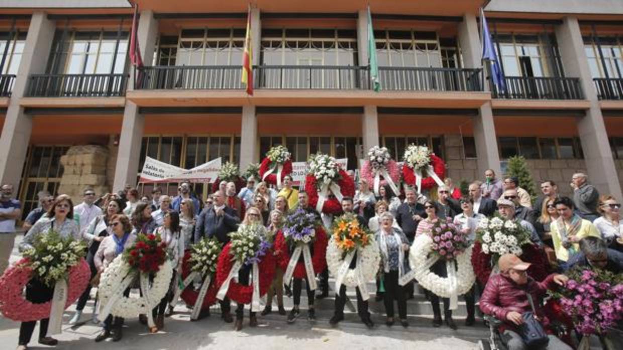 Los trabajadores de Tanatorios de Córdoba, hoy en la protesta que han realizado ante el Ayuntamiento