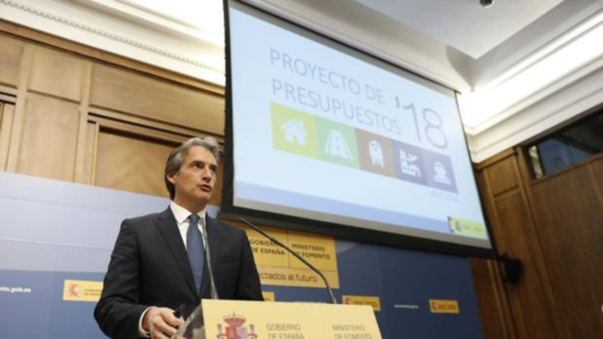 El ministro de Fomento, Íñigo de la Serna, en una comparecencia de prensa sobre los Presupuestos de 2018