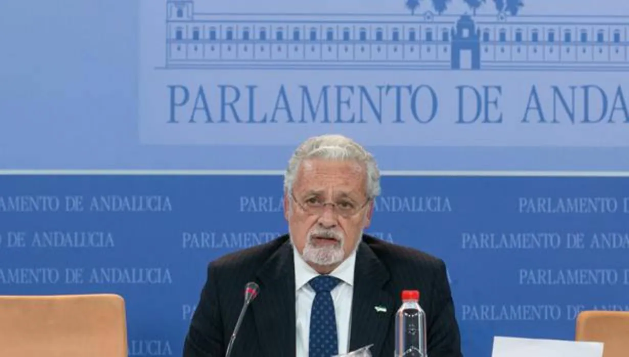 Jesús Maeztu presentando su informe anual en el Parlamento de Anadalucía