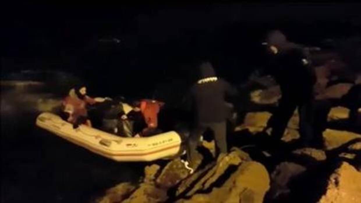 El tabaco ilegal es trasladado rápidamente de las lanchas a los ciclomotores