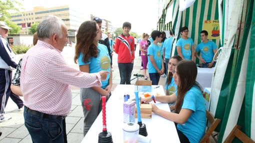Una persona participa en una actividad científica