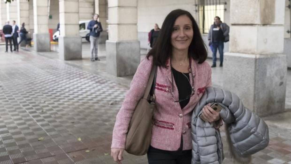 La juez María Núñez Bolaños, a su salida del juzgado de Sevilla