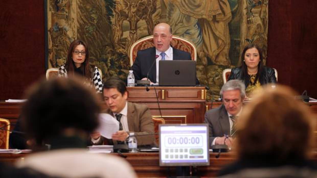 El presidente de la Diputación de Córdoba, Antonio Ruiz, durante un Pleno