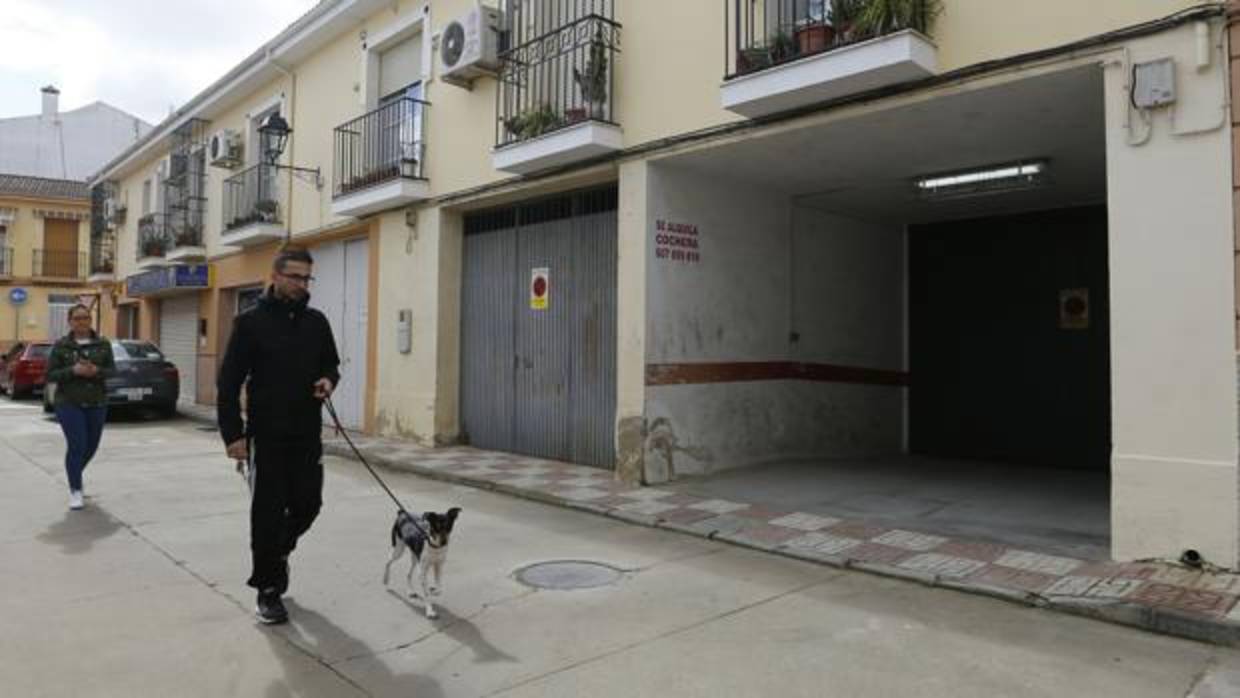 Un joven pasa delante de la cochera en la que fueron hallados los cuerpos sin vida