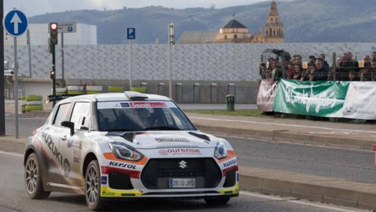 Imagen de uno de los coches en el tramo urbano del Rally Sierra Morena