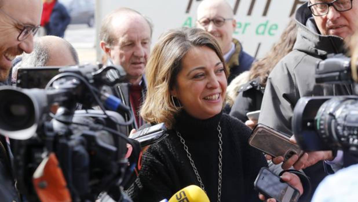 La alcaldesa, Isabel Ambrosio, durante una reciente rueda de prensa