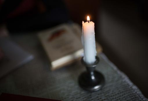 La vela de la mesa de trabajo de Juana Castro