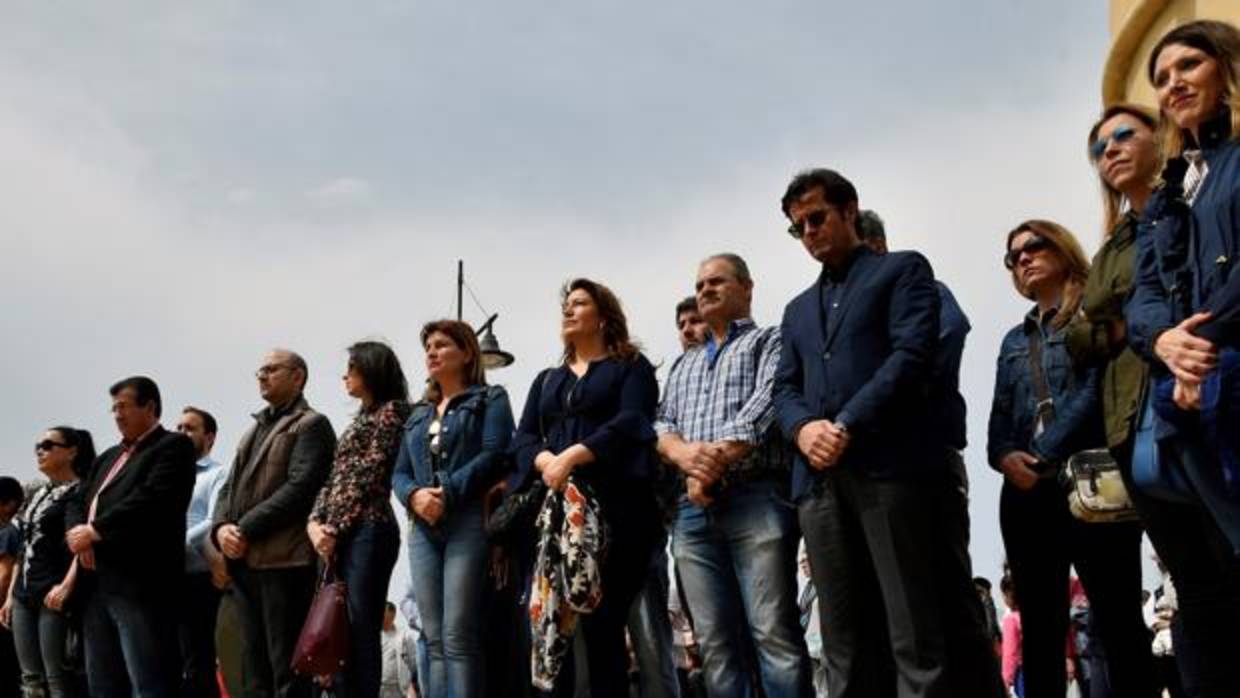 Vecinos concentrados en Balerma en repulsa por el menor asesinado por su padre
