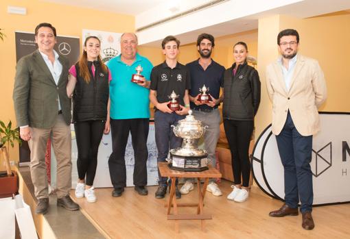 Los vencedores posan junto a Francisco J. Poyato, director de ABC Córdoba