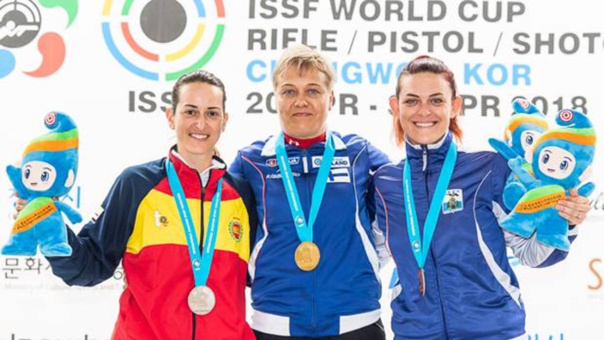 La tiradora cordobesa Fátima Gálvez, a la izquierda, en el podio con la medalla de plata