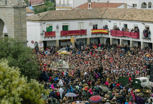 Decenas de miles de personas han participado en la procesión