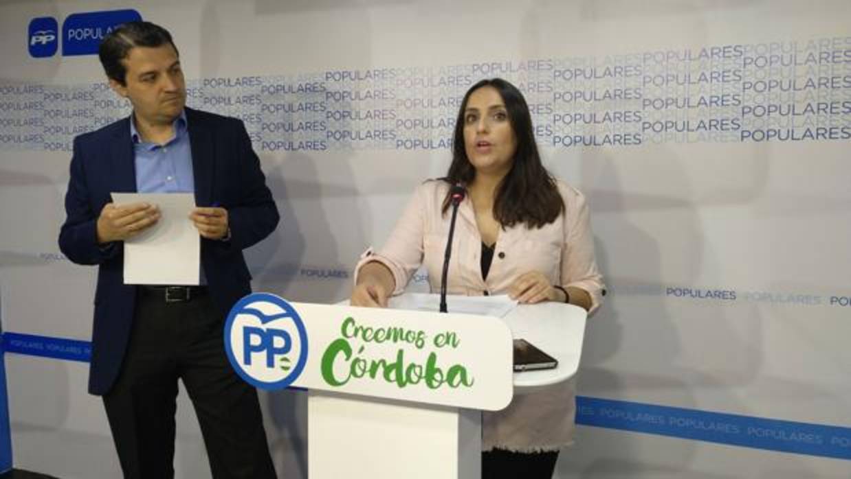 El alcaldable del PP y la coordinadora generaldel PP de Córdoba, hoy durante su comparecencia