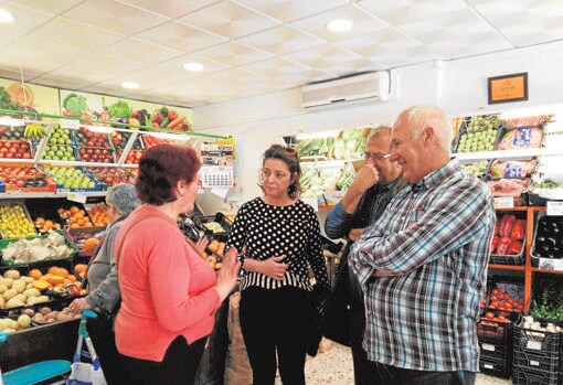 Isabel Ambrosio visita un comercio en el barrio de Fátima