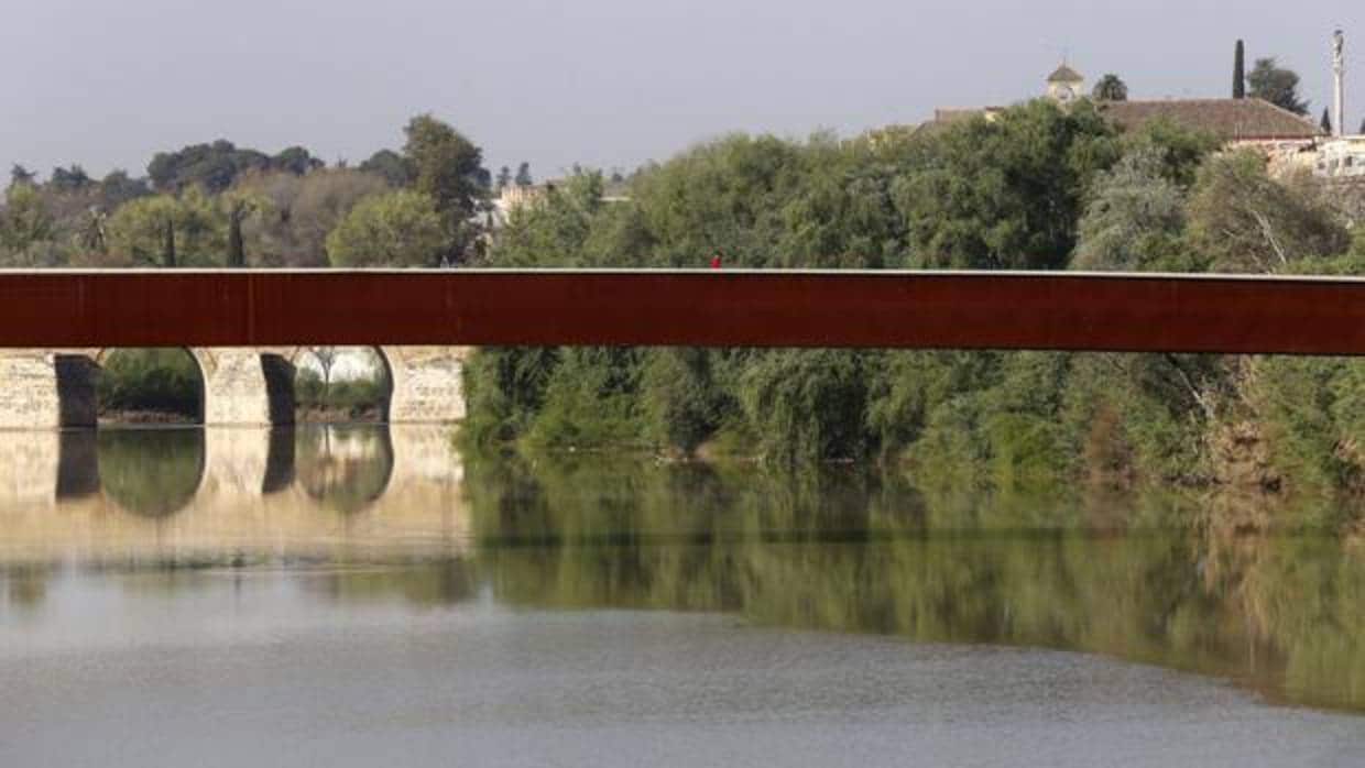 La pasarela de acero córtex del Puente de Miraflores sobreimpresionada con el Puente Romano de Córdoba