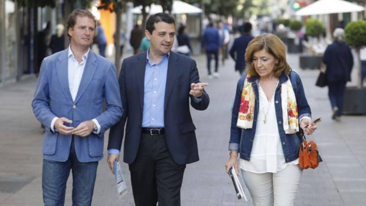 El alcaldable popular, José María Bellido, esta mañana en Cruz Conde con ediles del PP