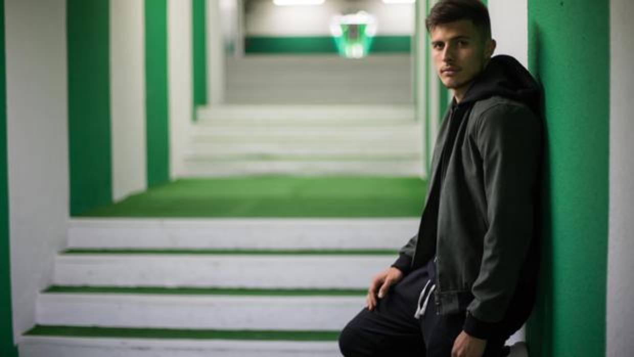 El colombiano del Córdoba CF Juanjo Narváez, en el túnel de vestuarios de El Arcángel