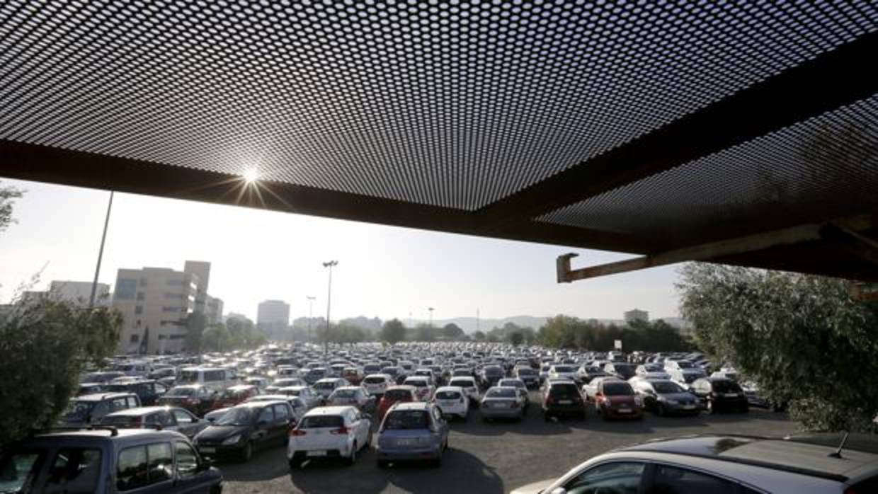 Coches estacionados junto al Hospital Reina Sofía