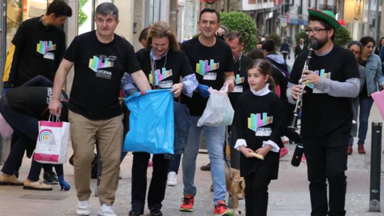 El «flautista lucenil», ayer recorriendo las calles del Centro de Lucena