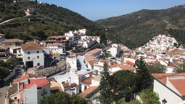 Una mujer muere y otra resulta herida al despeñarse su coche por un barranco en Málaga