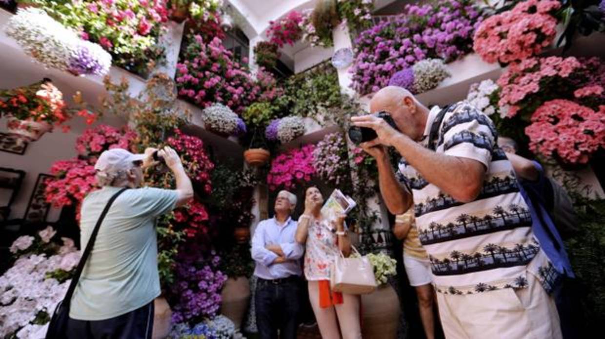 Varias personas fotografían uno de los patios de la ruta de Santa Marina y San Agustín