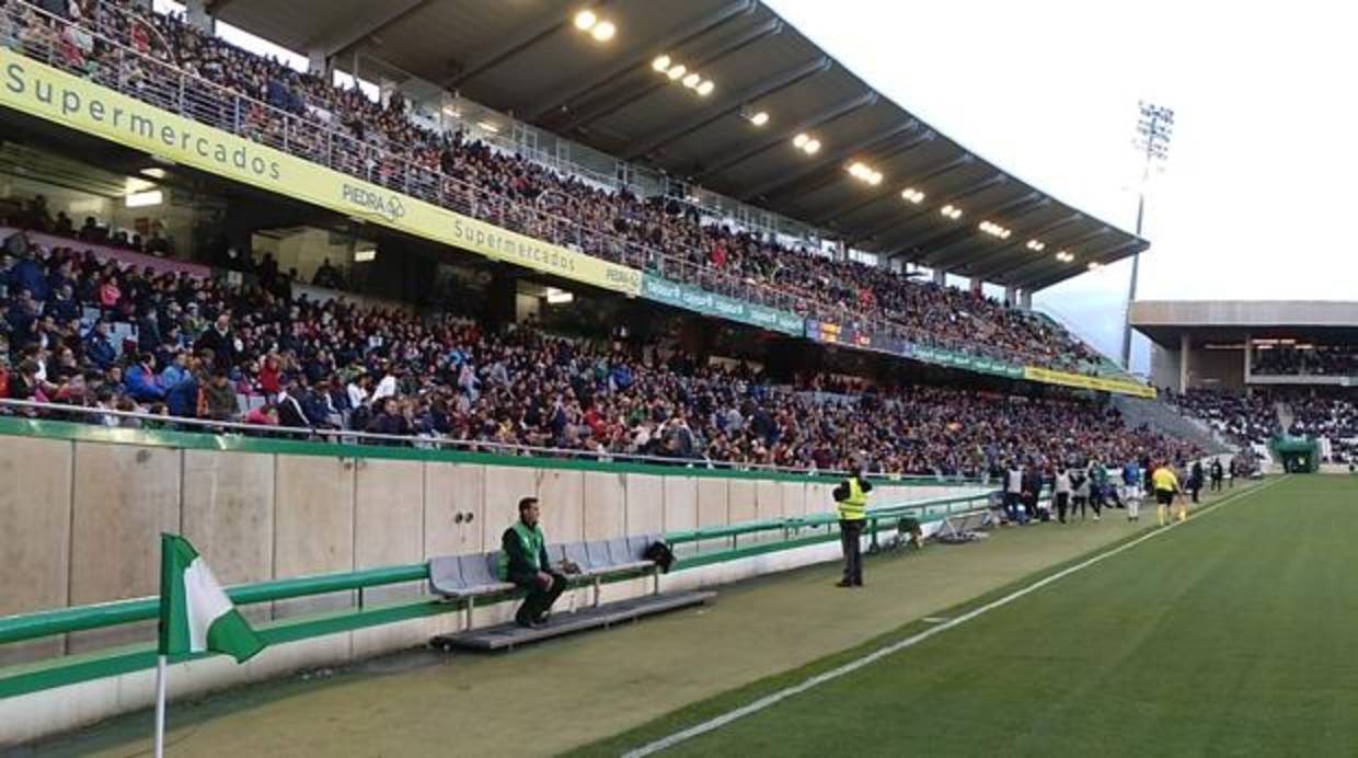 Imagen de la grada de Tribuna y Anfiteatro de El Arcángel llena