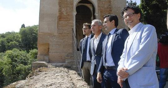 De izquierda a derecha, el delegado de Cultura de la Junta, Guillermo Quero; Miguel Ángel Vázquez, consejero de Cultura; Francisco Cuenca, alcalde de Granada; y Reynaldo Fernández Manzano, actual director del Patronato de la Alhambra.
