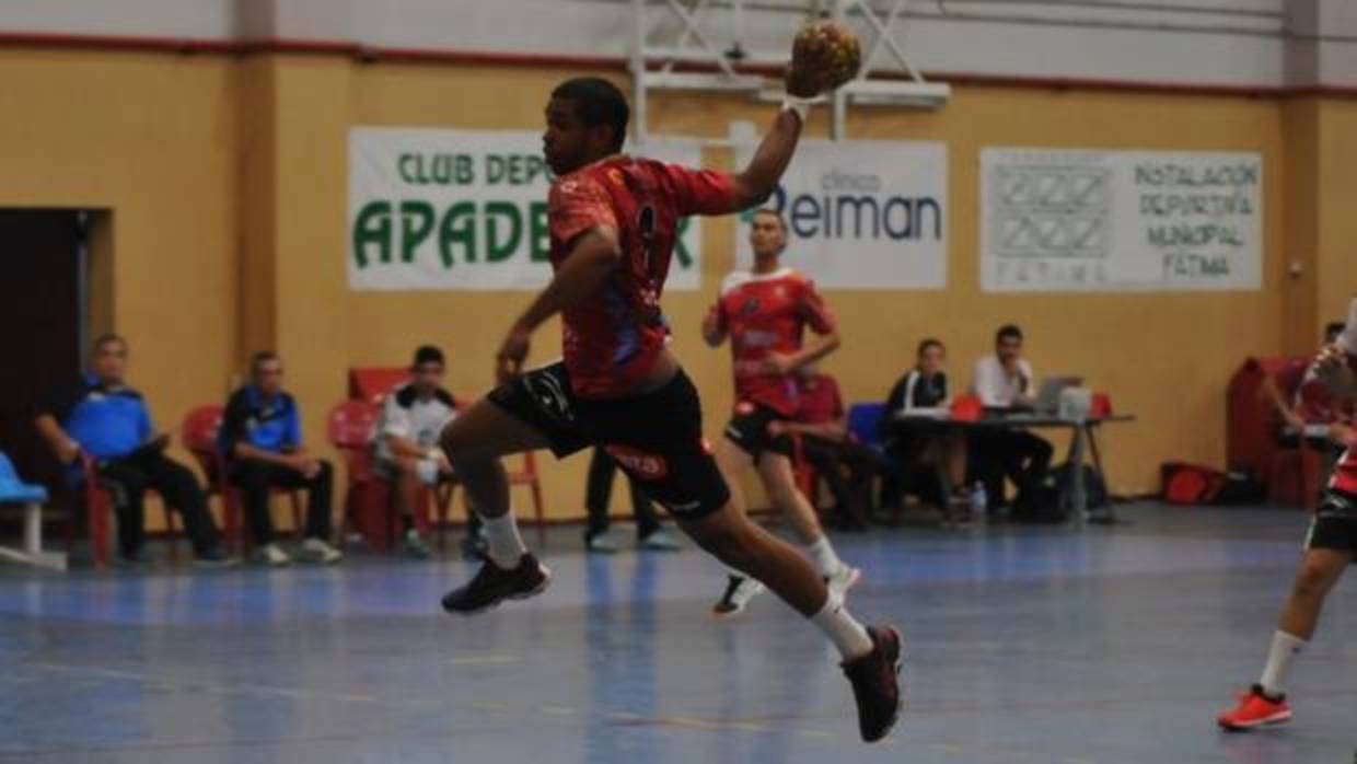 El jugador del Cajasur Córdoba e internacional por Puerto Rico, Jorge Nazario, lanza a portería