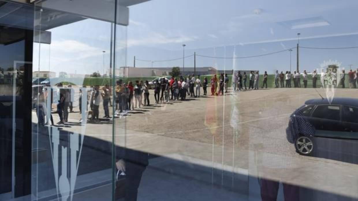 Cola en los alrededores del estadio El Arcángel para adquirir una entrada frente a la UD Almería