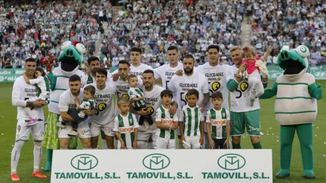 La alineación del Córdoba con un Arcángel prácticamente lleno al fondo