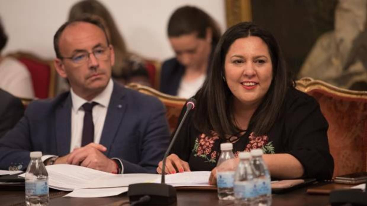 El ex alcalde de Aguilar de la Frontera juntoa Dolores Amo en el último pleno de la Diputación