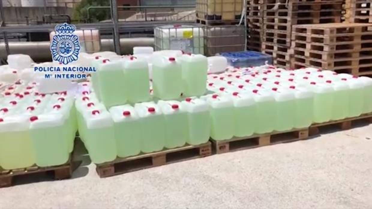 Los agentes intervinieron dos furgonetas que transportaban 2.000 litros de gasolina