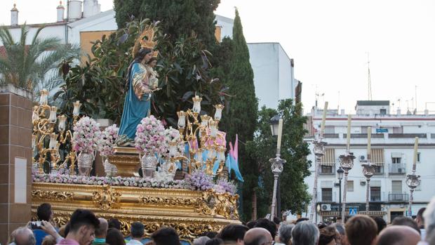 La salida procesional en Córdoba de María Auxiliadora Coronada