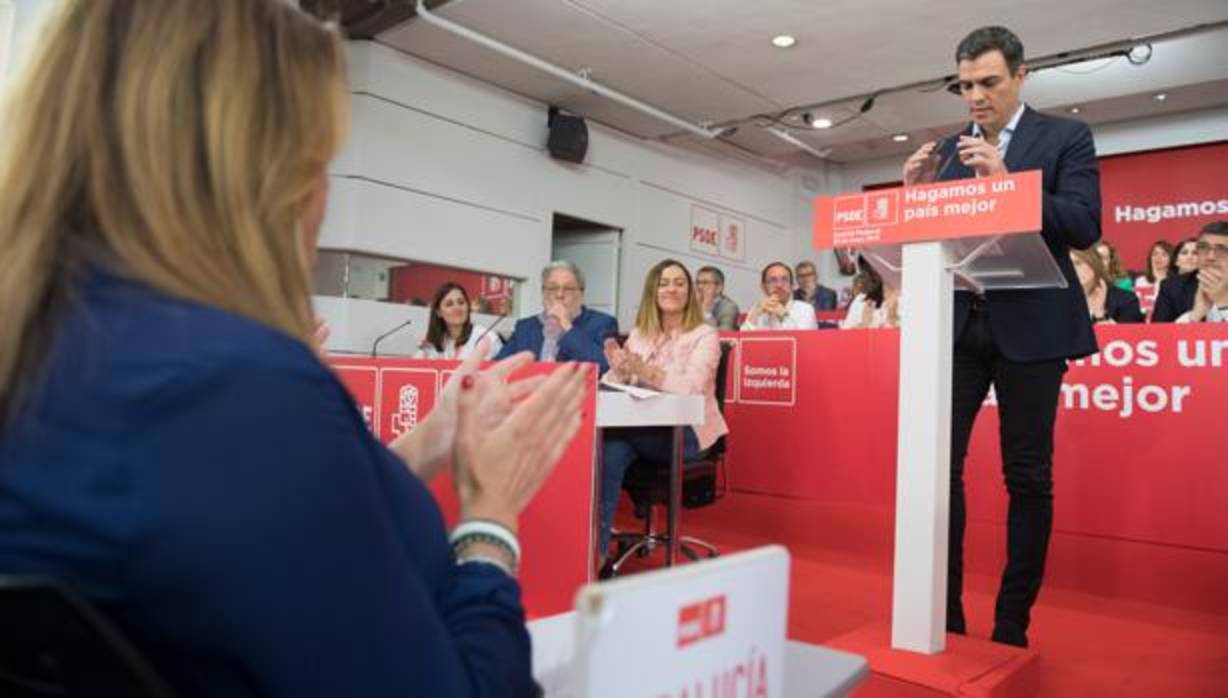 Susana Díaz aplaude a Pedro Sánchez durante su intervención en el Comité Federal de este lunes en Madrid