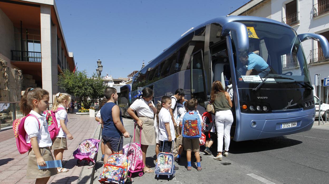 Niños cordobeses en una vuelta al colegio tras el verano