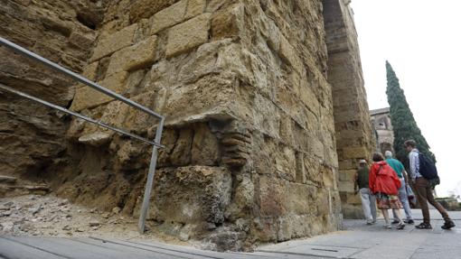La humedad empieza a hacer estragos en la base de la Puerta de Almodóvar