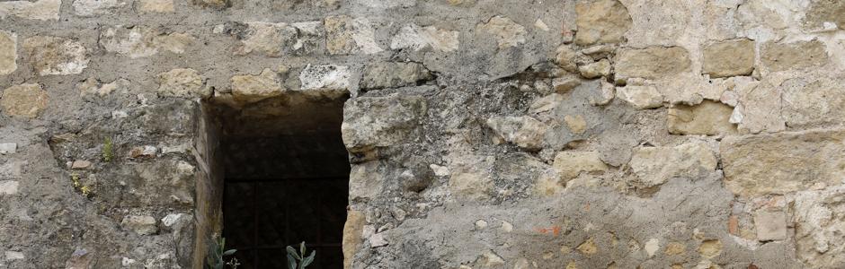 Estado actual de un detalle de la Puerta de Almodóvar