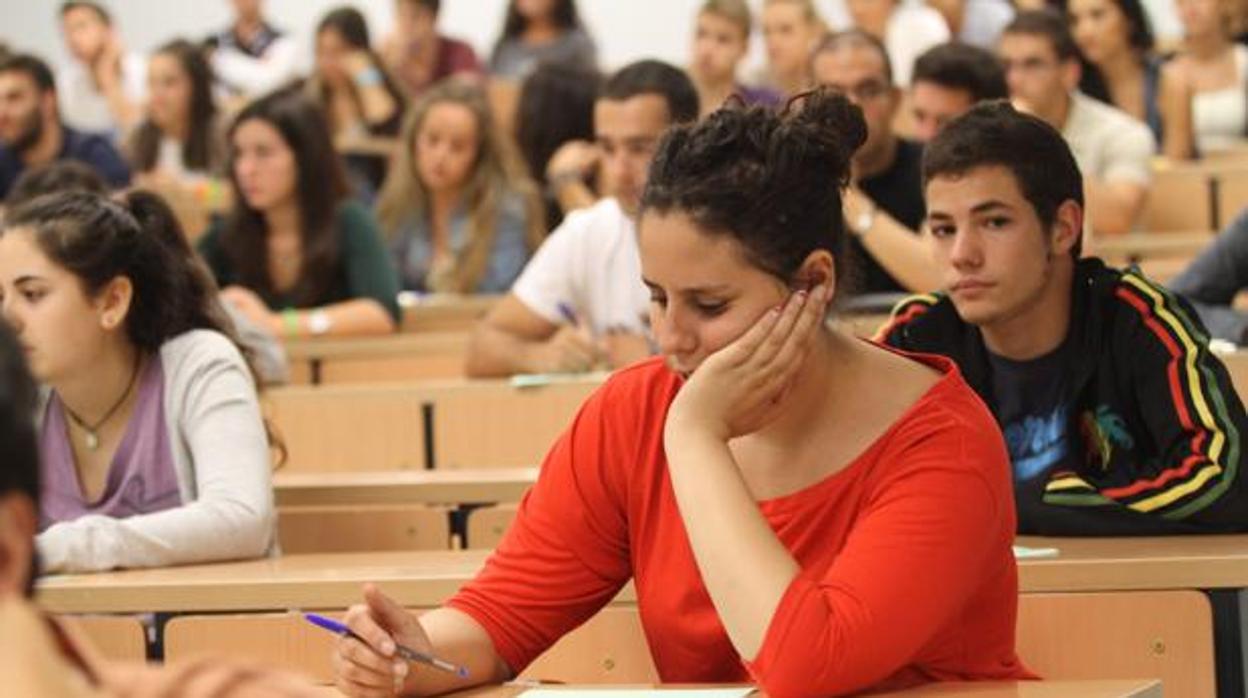 Varios alumnos, justo antes de iniciar pruebas de Selectividad en Sevilla