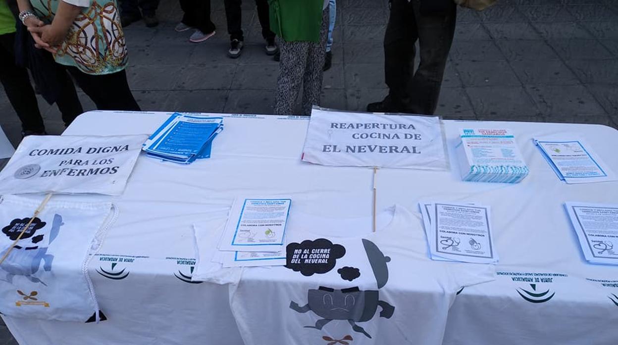 Pancartas y octavillas de la plataforma por la sanidad pública alusivas a la cocina del hospital