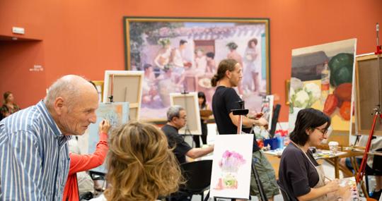 El pintor atiende a sus alumnos del curso que imparte cada año en Olula del Río