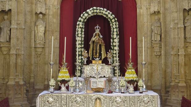 La recreación de la «Puerta del Cielo» en el altar del Carmen de San Cayetano de Córdoba