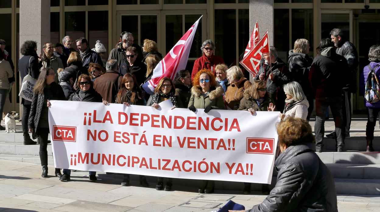 Protesta de las trabajadoras de ayuda a domicilio ante el Ayuntamiento