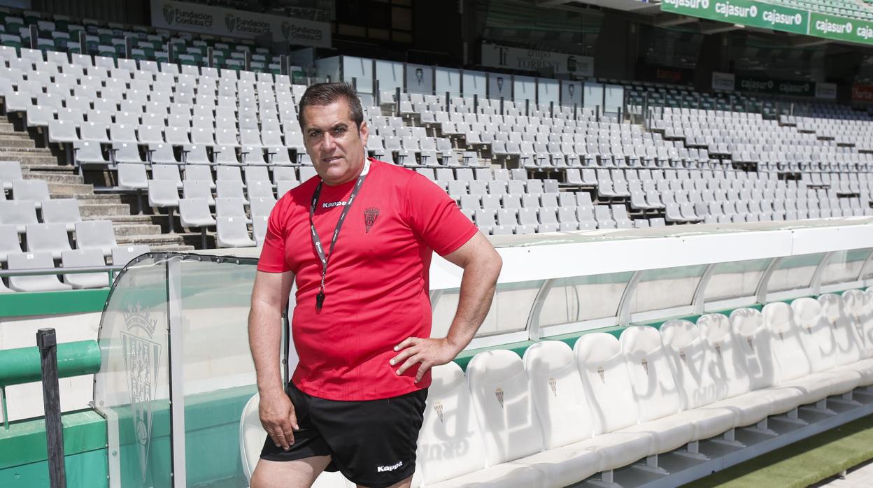 El entrenador del Córdoba CF en el banquillo de El Arcángel hace una semana