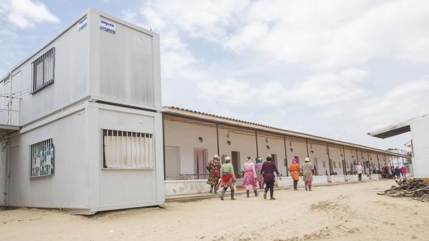 Un grupo de mujeres inmigrantes, en uno de los campos de temporeros de la fresa