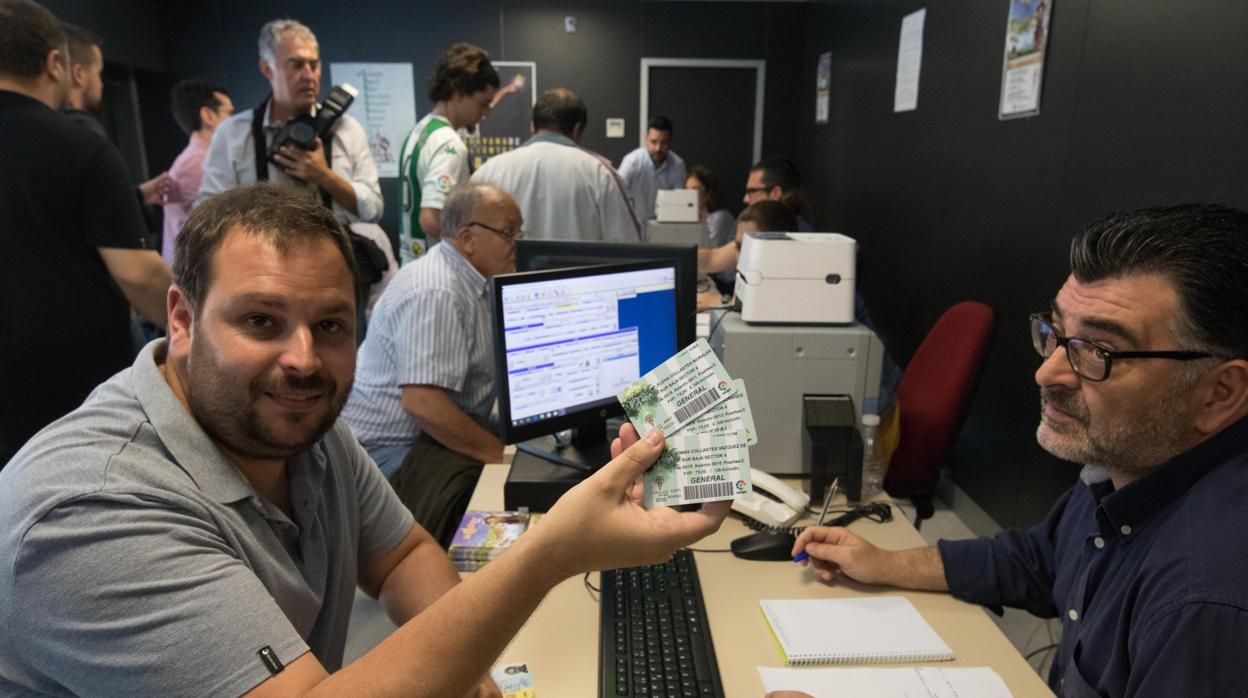 Abonados del Córdoba CF sacan su abono, este lunes, en El Arcángel